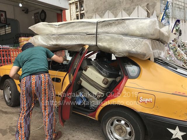 荷物満載のカメルーンの車