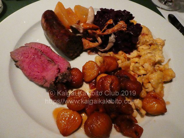 鹿ソーセージとピンクのアイベックス肉をと季節の野菜のプレート