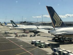 空港に駐機中の飛行機