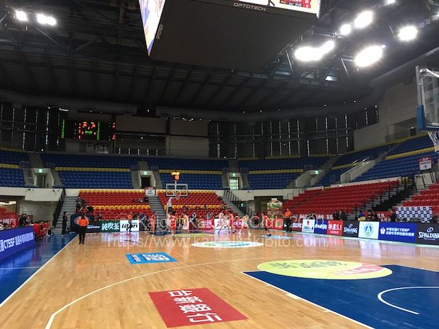 無観客試合の会場より。上の青いイスの席、サイドライン側の赤いイスから上の席は、立入禁止になっていました。