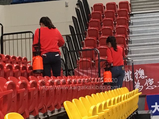 毎試合試合終了後の消毒の風景。ベンチのイス、ロッカールーム全てで行われていました。