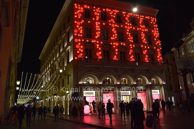 ローマの「フェンディ」本店のクリスマスイルミネーション