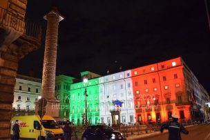 イタリア国旗を模したローマのクリスマスイルミネーションの