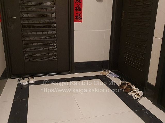 台湾のマンションの玄関ドアの前に置かれた靴