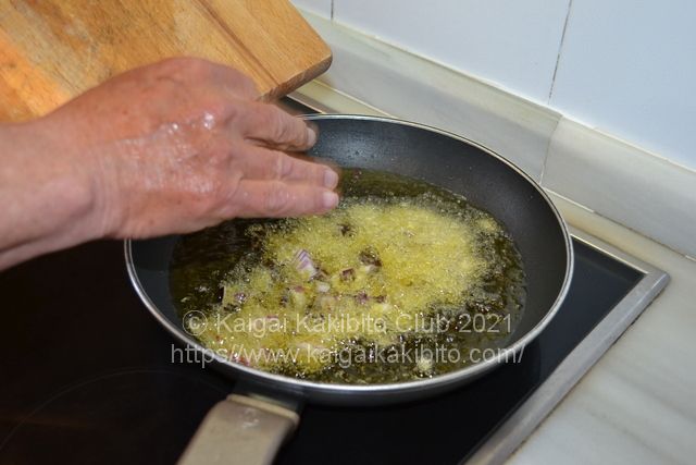 フライパンにタマネギを投入