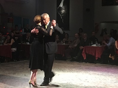 タンゴを踊る男女