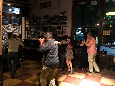 フロアでタンゴを踊る人々