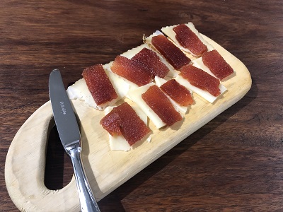 バスクチーズのメンブリージョ載せ：ケソ・コン・メンブリージョ（Queso con Menbrillo）