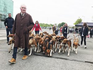 ヨーロピアン・ドッグ・ショー・パリに向かう人たちと犬たち