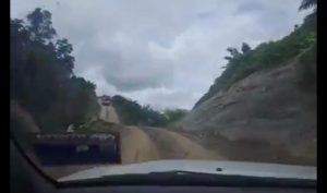 ボルネオ島の未舗装の山道