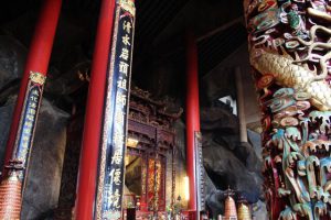 岩の洞窟の中にある清水岩廟の本堂こそが本来の見所