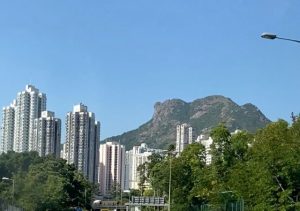 香港の街並みと山