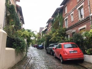 パリのユニークな石畳の小道　（Square de Montsouris）