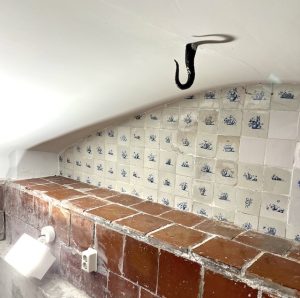 シーボルトハウスの地下室にある食料品をかけるためのフック