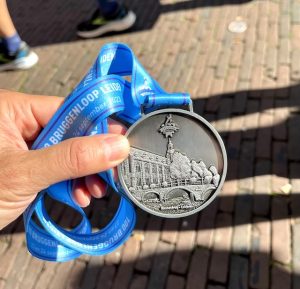 市内に架かる100の橋を駆け抜ける約20キロのランニングイベント「100ブリッジラン」（100Bruggen Loop)の完走者がもらえるメダル