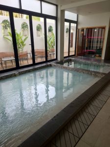 温冷水素浴場。シャワーやサウナも完備