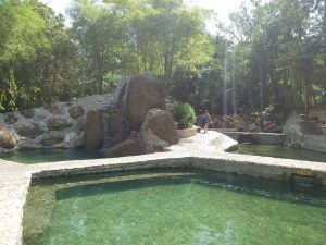下の方はプール感覚。石から湯を落とすなら、もう少し落ちる位置を考え「打たせ湯」にしたらいいのに、と思ってしまう日本人の”テルマエロマエ魂”